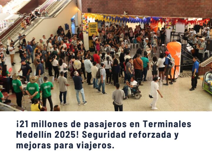 Multitud de pasajeros en las Terminales de Medellín en 2025, con 21 millones de viajeros beneficiados por seguridad reforzada y mejoras.