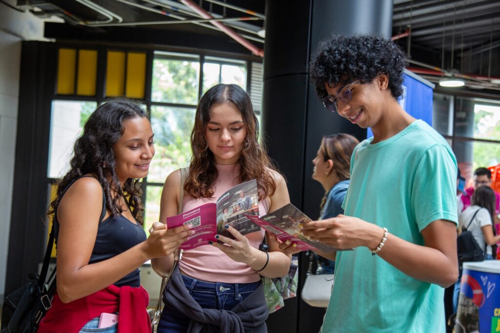 Becas 100 % para 231 mejores bachilleres Medellín