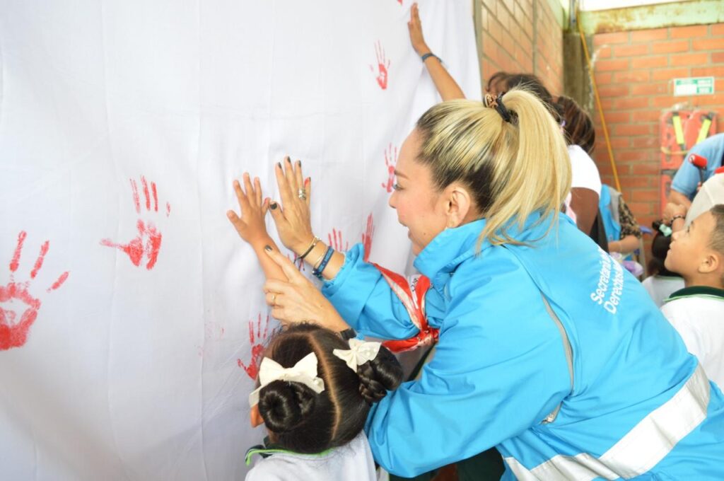 En el Día de las Manos Rojas el Distrito reafirma  acciones para prevenir el reclutamiento, uso y utilización  de menores 