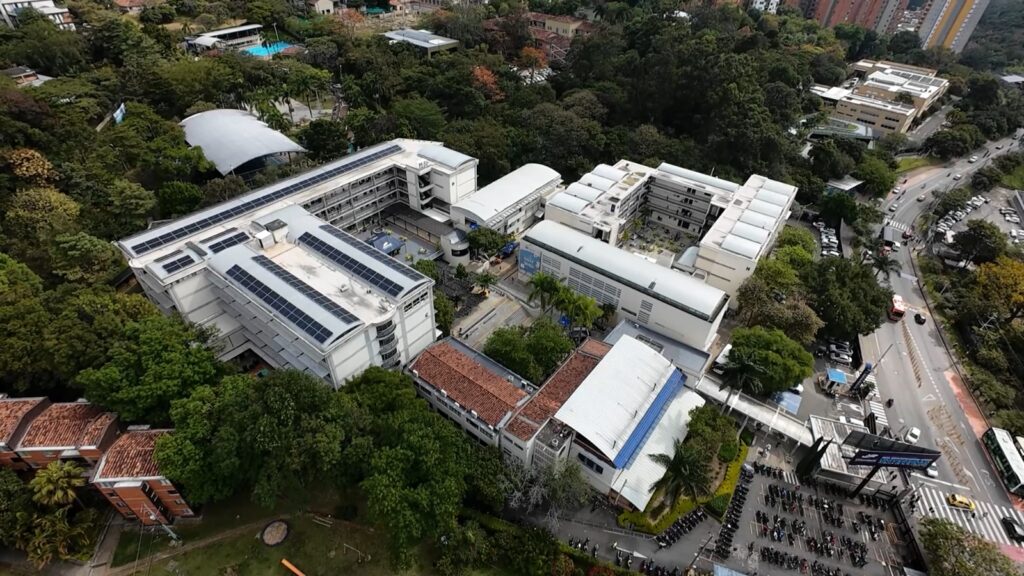 Institución Universitaria ITM, en Medellín, genera su propia energía para cargar buses eléctricos