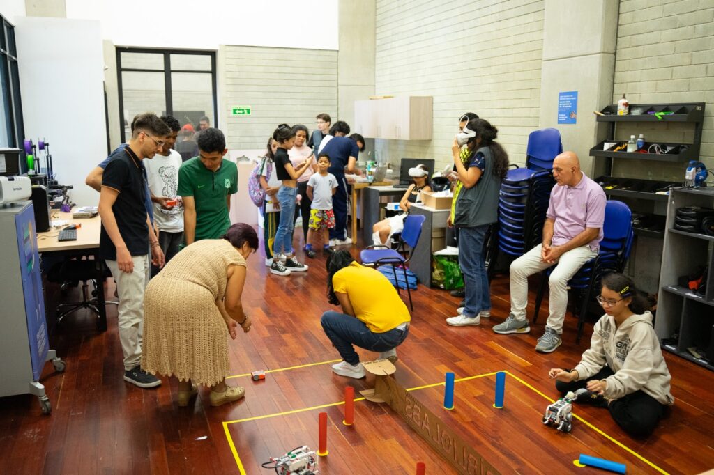 Makerspaces gratuitos en bibliotecas de Medellín impulsan innovación digital