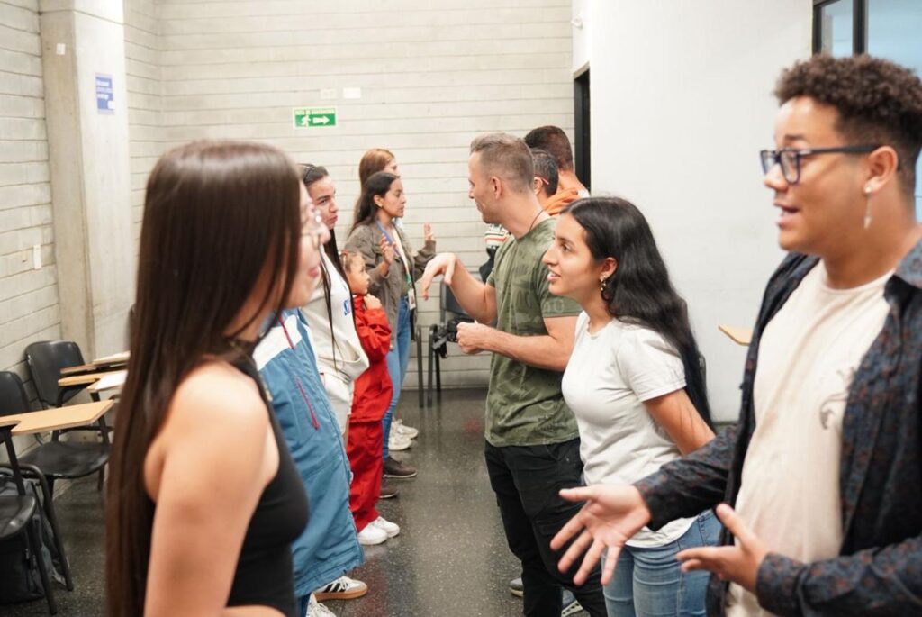 Clubes de Inglés Gratuitos en Bibliotecas de Medellín