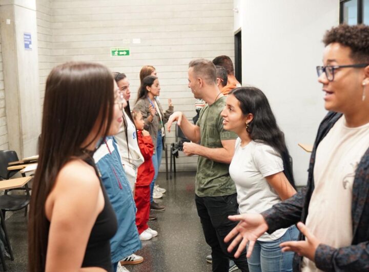 Clubes de Inglés Gratuitos en Bibliotecas de Medellín