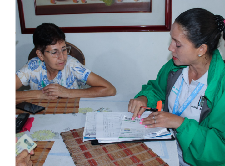 Medellín avanza en recorridos casa a casa para ampliar Mínimo Vital de Agua Potable