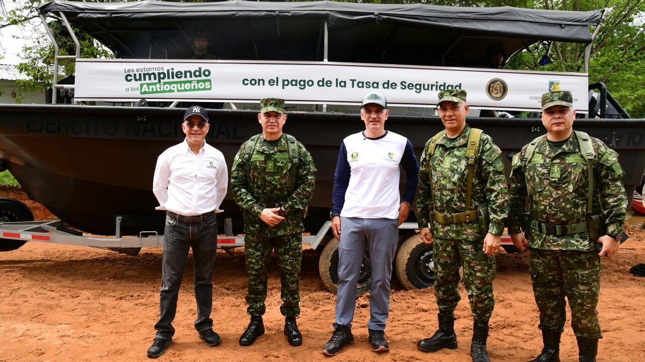 Gobernador entrega botes al Ejército en Bajo Cauca
