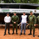 Gobernador entrega botes al Ejército en Bajo Cauca