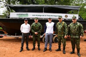 Gobernador entrega botes al Ejército en Bajo Cauca