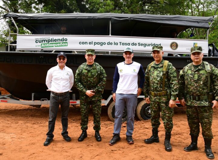 Gobernador entrega botes al Ejército en Bajo Cauca