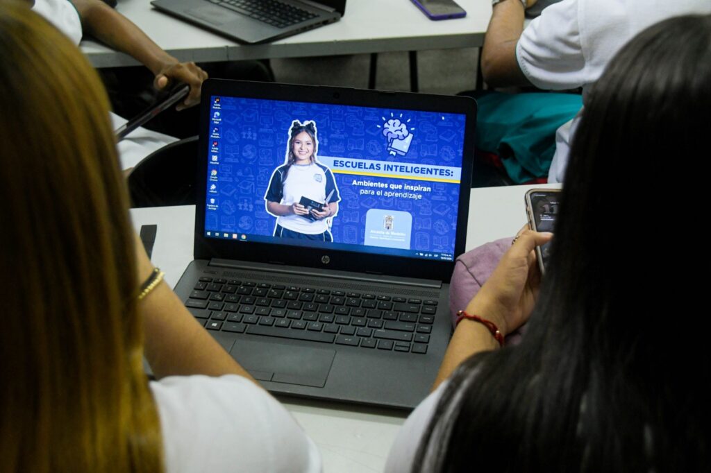 Medellín Forma 1.000 Estudiantes en IA