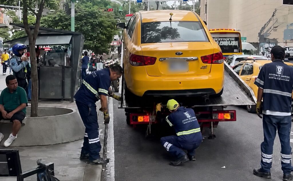 Taxista huye en contravía por Metroplús en Medellín