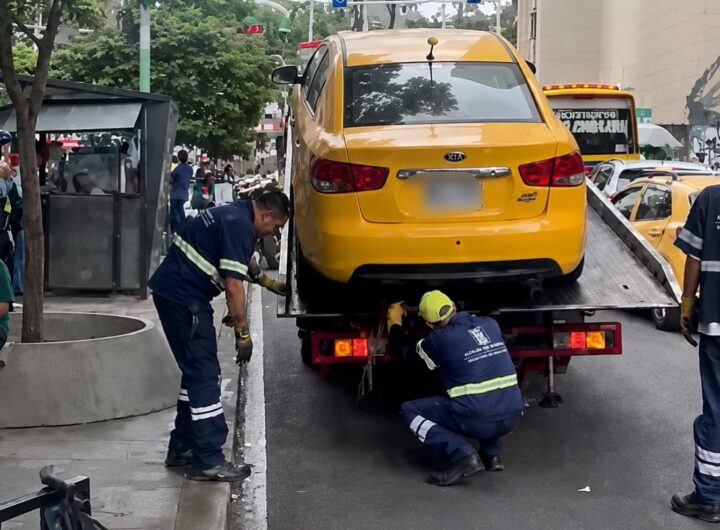 Taxista huye en contravía por Metroplús en Medellín