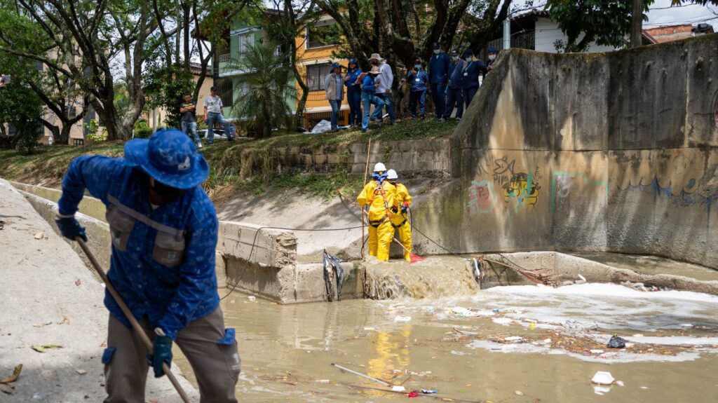 Limpieza de quebradas se intensifica en Medellín ante menos lluvias
